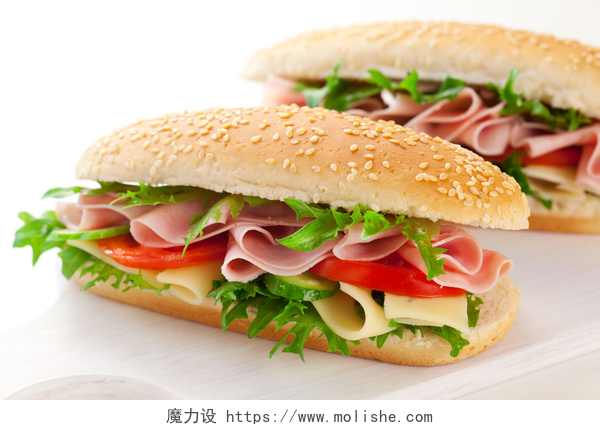 白色背景中美味的蔬菜火腿汉堡三明治三明治